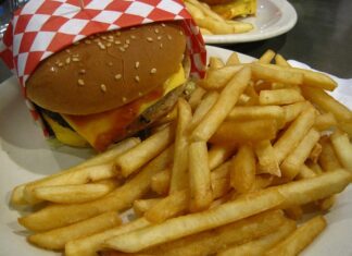 Czy McDonald zatrudnia nieletnich?